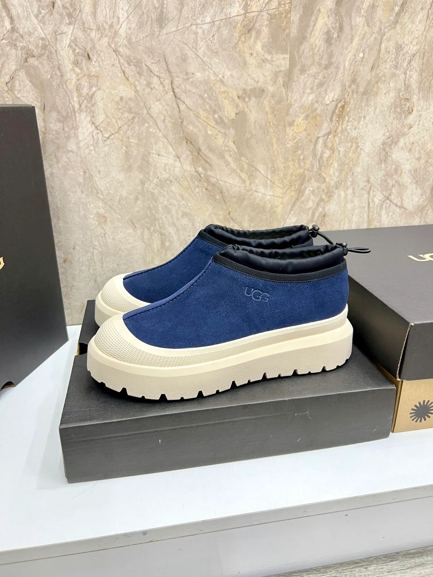 Men's men's shoes💰: 💰540💰Couple model👫 UGG Tasman Weather Hybrid one-second snow boots👢 Wang Yibo's same 👏 classic Tasman shoe is designed with environmentally friendly waterproof and snowproof material, which is both fashionable and functional. At the same time, it is paired with the new UGG Keen furry color-blocked jacket. Bright orange and maroon collide to create a new light outdoor style and open up a new travel experience in early autumn! Using the best materials, the 17mm fur-integrated surface is warmer and more breathable, and the outsole is upgraded to a lightweight and wear-resistant light wing technology outsole! Size: Women’s size 35-40 / Men’s size 38–44 (45 customized) Official website color